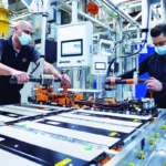 Linha de produção da montadora alemã Mercedes-Benz, que produz suas próprias baterias (Foto: Divulgação)
