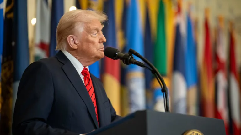 Donald Trump assina ordem executiva para fechar o Departamento de Educação, em 20/3/2025 (Foto Oficial Casa Branca)