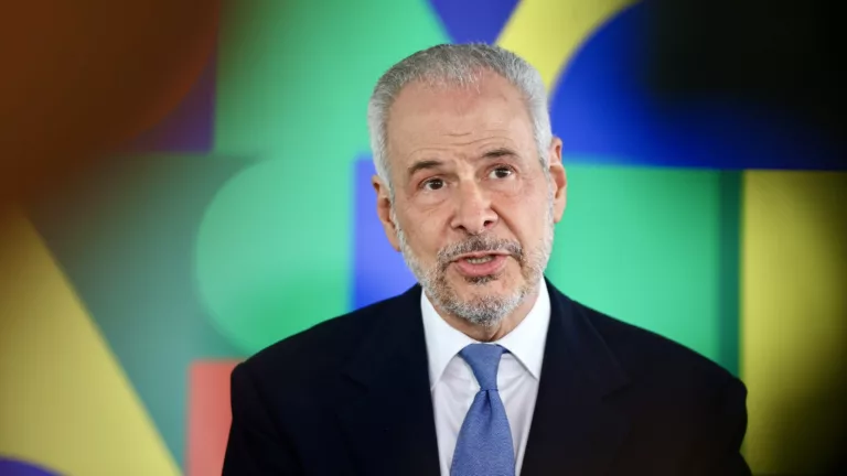 Embaixador e presidente da COP30, André Corrêa do Lago, durante coletiva à imprensa no Palácio do Planalto, em 21 de janeiro de 2025 (Foto Fernando Donasci/MMA)