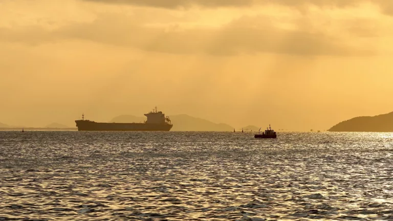 Navio próximo a porto no Paraná (Foto José Fernando Ogura/AEN)