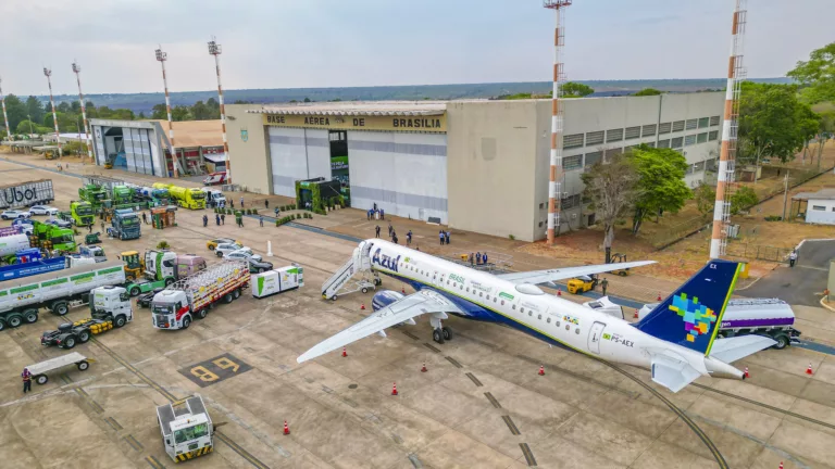 Exposição de veículos e aeronaves com tecnologias de baixo carbono na feira Liderança Verde Brasil Expo durante a cerimônia de sanção da Lei do Combustível do Futuro, na Base Aérea de Brasília, em 8/10/2024 (Foto Ricardo Stuckert/PR)