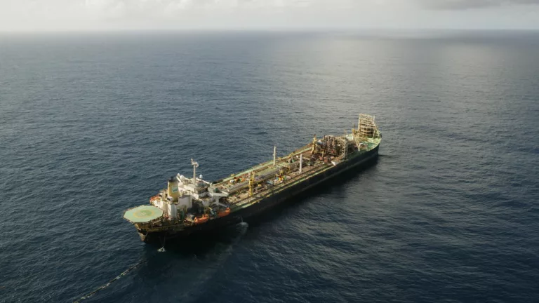 Vista da plataforma P-32 que será descomissionada pela Ecovix e Gerdau (Foto Agência Petrobras)