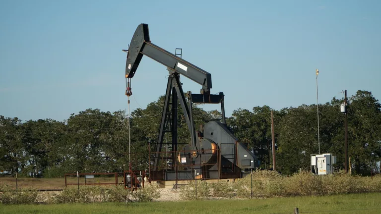 Bomba cavalo-de-pau para a produção terrestre de petróleo (Foto awsloley-Pixabay)